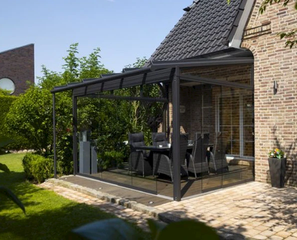 Sommergarten mit Glaswänden als geschützter Wohnraum im Garten