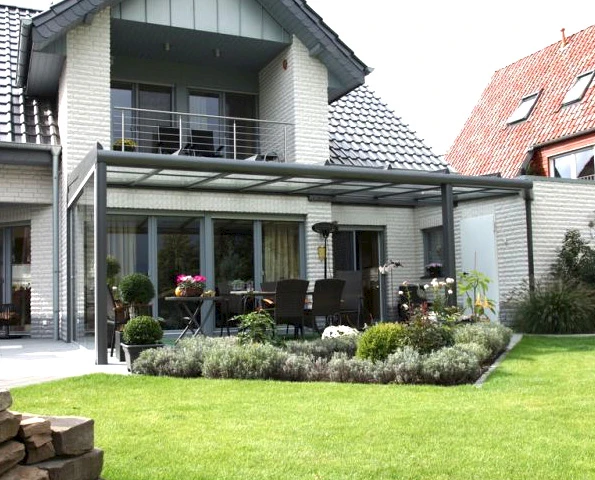 Terrassendach aus Glas als moderne Überdachung für Terrasse und Garten