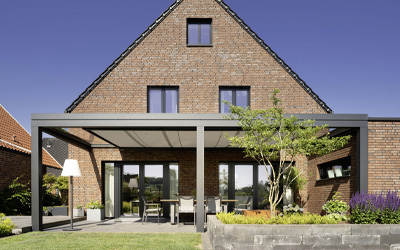 Textiles Terrassendach als moderner Sonnenschutz für die Terrasse am Einfamilienhaus