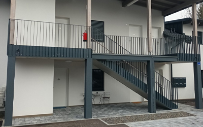 Dunkles Geländer an einer Treppe und Balkon