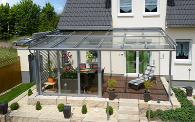 Glas-Terrassendach mit Schiebeelementen an einem Einfamilienhaus