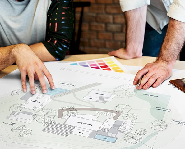 Hände halten eine Mappe mit einem Gartenplan