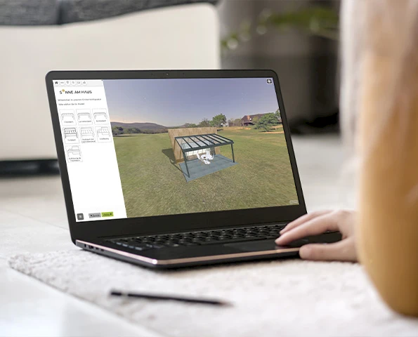 Hände halten ein iPad, das einen 3D-Terrassenkonfigurator zeigt