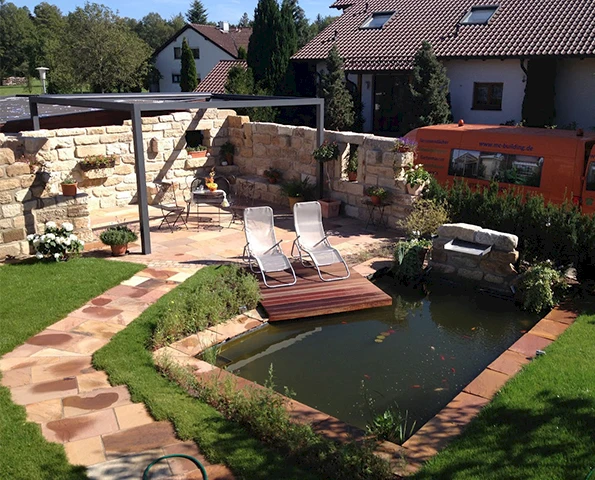 Terrassenüberdachungen mit Teich im Garten