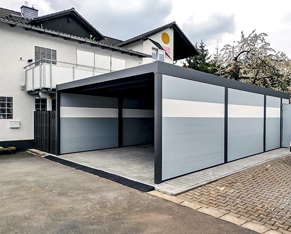 Carport in schwarz-grau-weiß