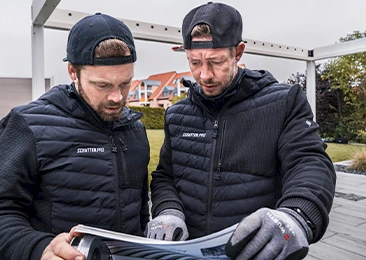 Zwei Facharbeiter beraten sich