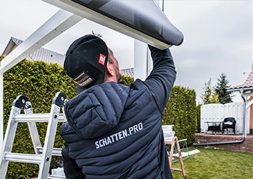 Facharbeiter repariert eine Überdachung