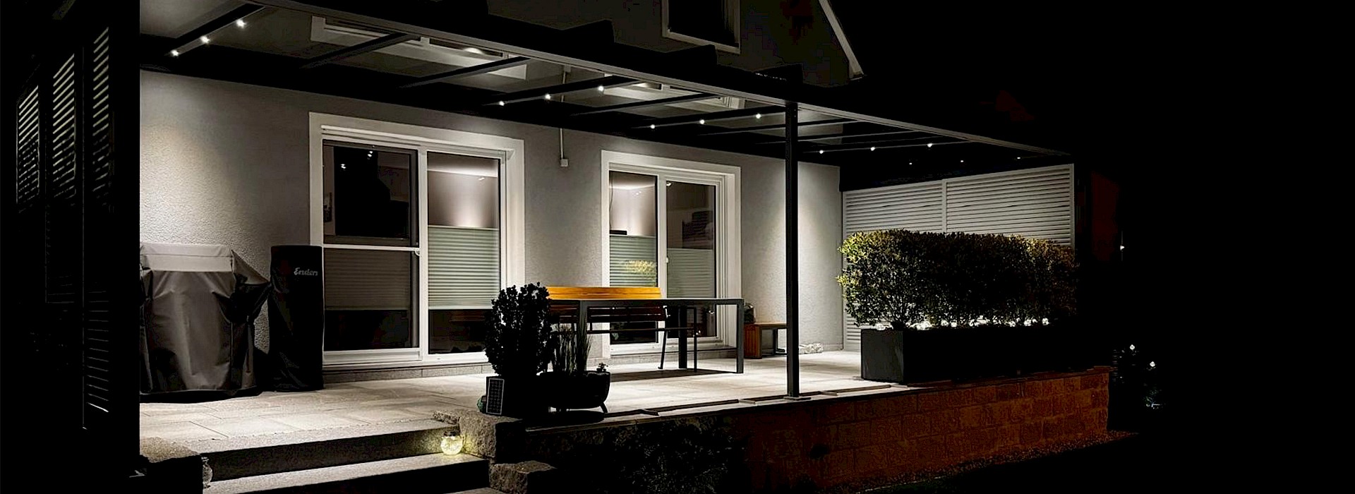 Terrassenüberdachung bei Nacht mit Beleuchtung