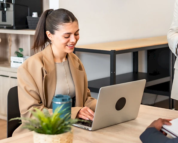 Kundenberatung im Büro mit Laptop – persönliche Planung für Wintergärten, Sommergärten und Terrassenüberdachungen.