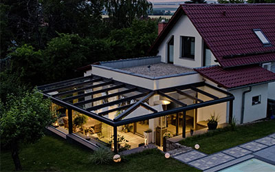 Terrassenüberdachung am Abend