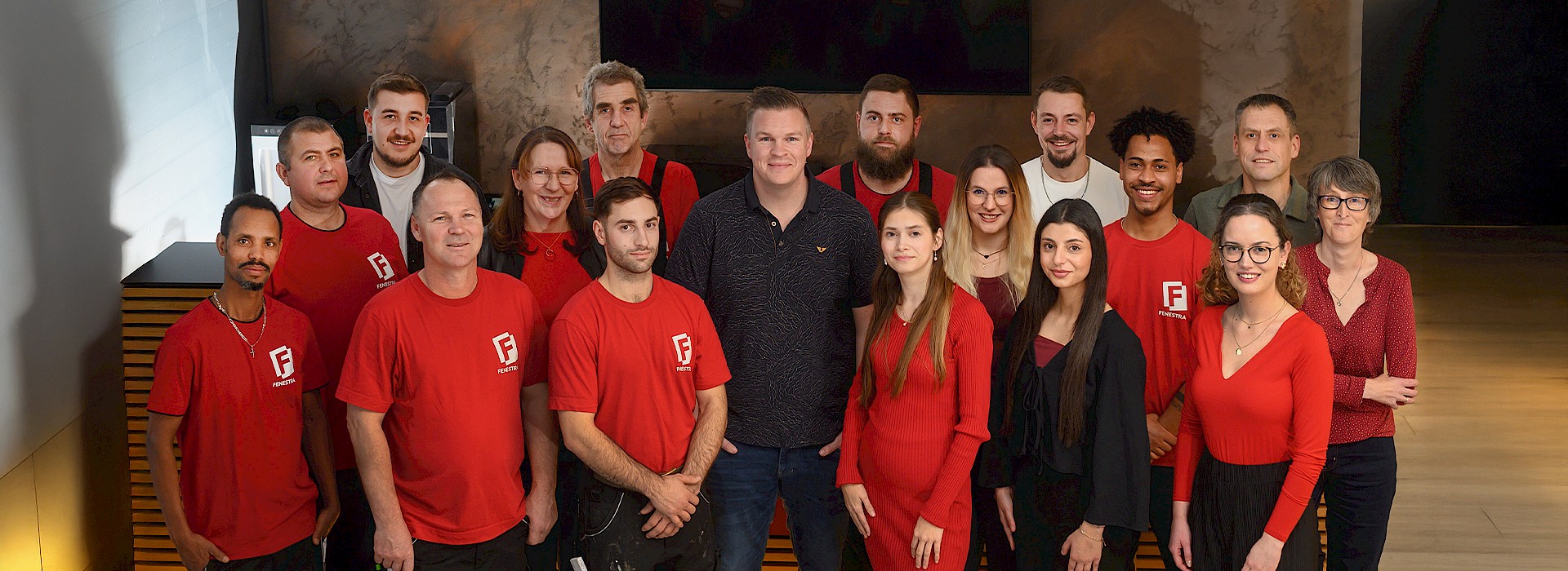 Gruppenfoto des Fenestra-Teams mit Mitarbeitern in Firmenkleidung und lächelnden Gesichtern.