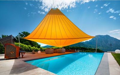 Sonnensegel on Orange über einem Pool