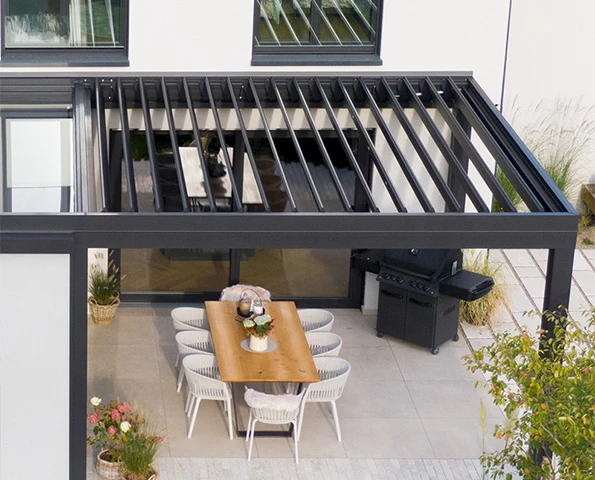 Sommergarten mit Lamellendach. Haus mit Pool