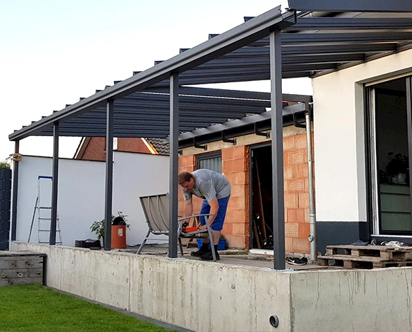 Facharbeiter holt eine Aluminium Stange raus