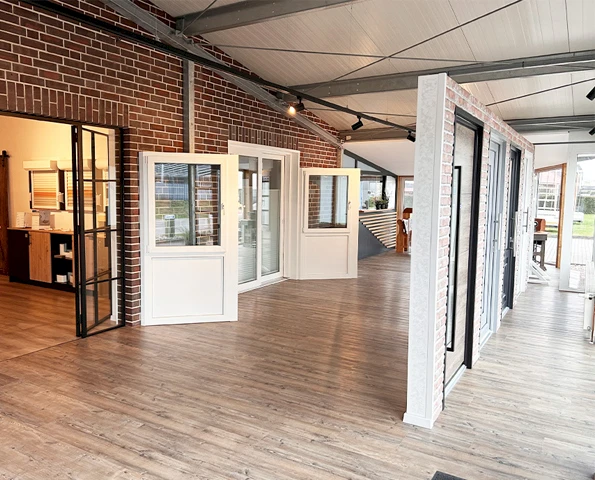 Ausstellung mit Türen und Fenstern