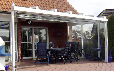 Terrassenüberdachung in weiß von vorne