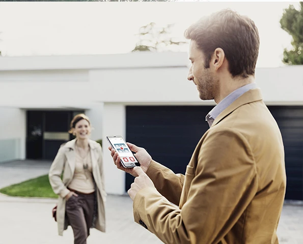 Eine Person bedient Smarthome am Handy