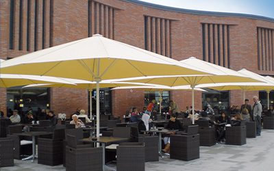 Sonnenschirme an Tischen im Restaurant