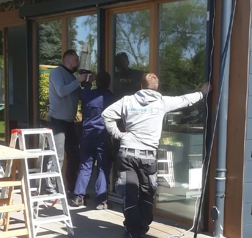 Facharbeiter holt eine Aluminium Stange raus