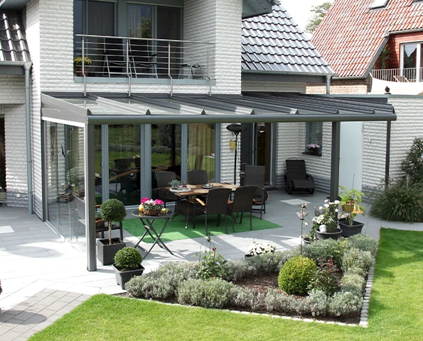 Terrassenüberdachung mit einer Glaswand