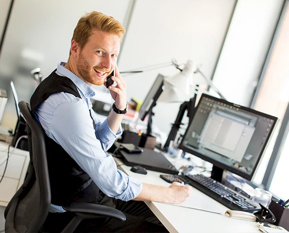 Facharbeiter telefoniert am Schreibtisch