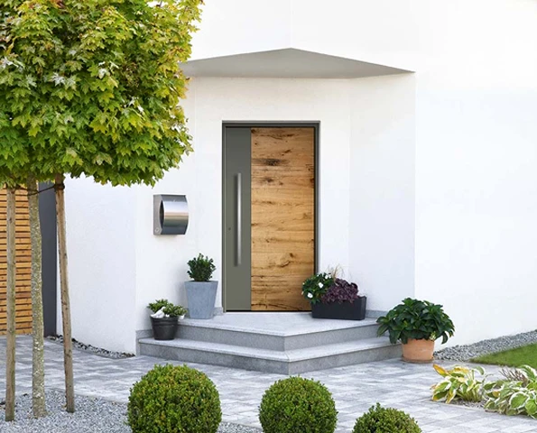 Haustür mit Holzelement