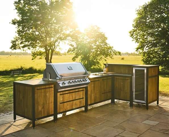 Outdoorküchen mit Holzelementen