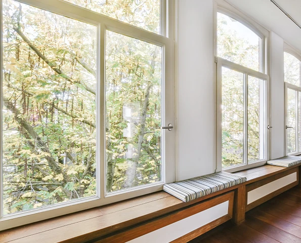 Fensterreihe von großen Fenstern