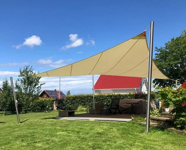 Sommergarten mit Lamellendach. Haus mit Pool