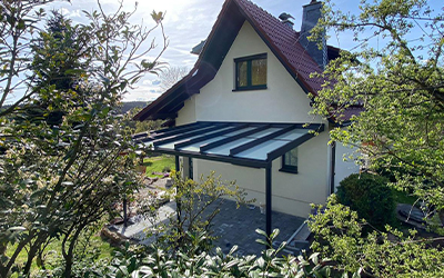 Terrassenüberdachung durch Bäume zu sehen