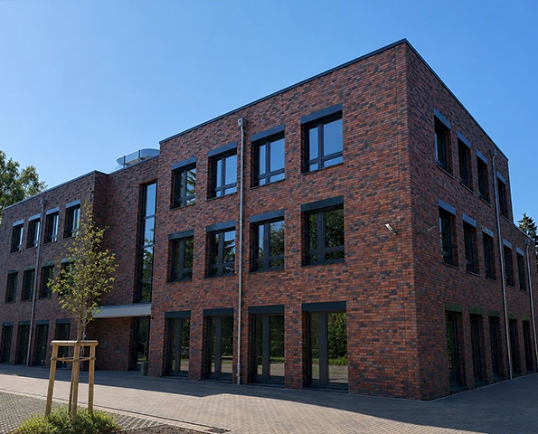 Mehrstöckiges Haus mit vielen Fenstern