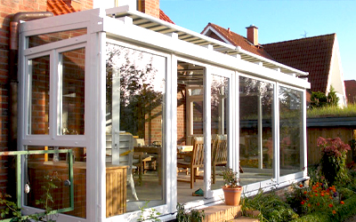 Wintergarten mit weißem Aluminiumrahmen und Glasdach