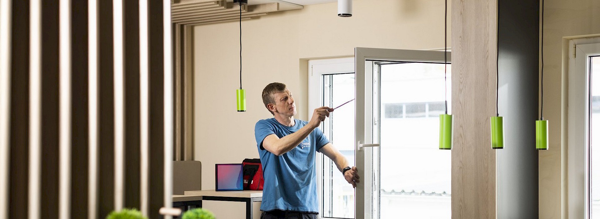 Facharbeiter schraubt an einem Fenster