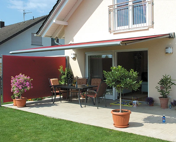 Rote Markise und Sichtschutz im Garten