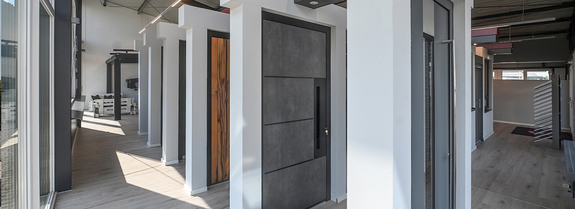 Innenansicht der Fenestra-Ausstellung mit modernen Haustüren in verschiedenen Designs.