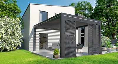 Vorderansicht eines Lamellendachs auf einem modernen Haus