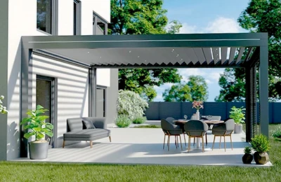 Vorderansicht eines Lamellendachs auf einem modernen Haus