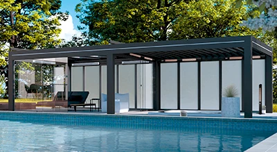 Frontaufnahme am Tag von einem freistehenden Lamellendach mit Jacuzzi in Kombination mit einem angebauten Flachdach mit Verglasung