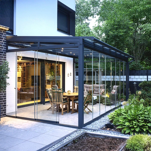 Sommergarten mit Glasdach und seitlichen Verglasungen für einen geschützten Essbereich im Garten.