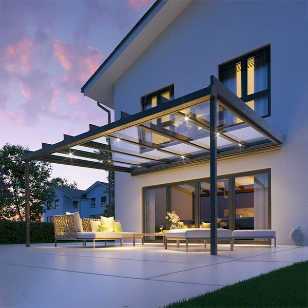 Sommergarten mit Glaswänden und Dachkonstruktion für wettergeschütztes Wohnen im Freien.