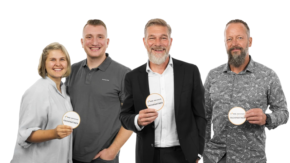 Vier Fachpartner von Sonne am Haus präsentieren das Sonngeprüft-Siegel