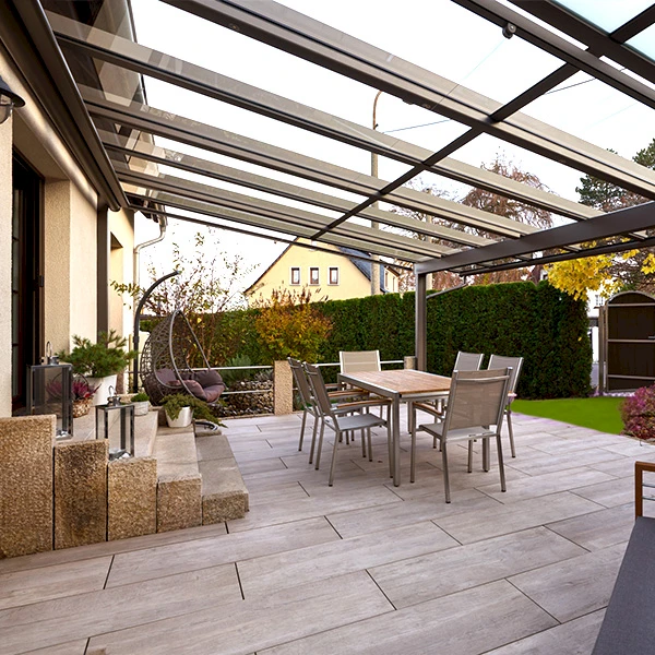 Terrassendach mit Pultdachkonstruktion und Glasüberdachung für eine helle Terrasse