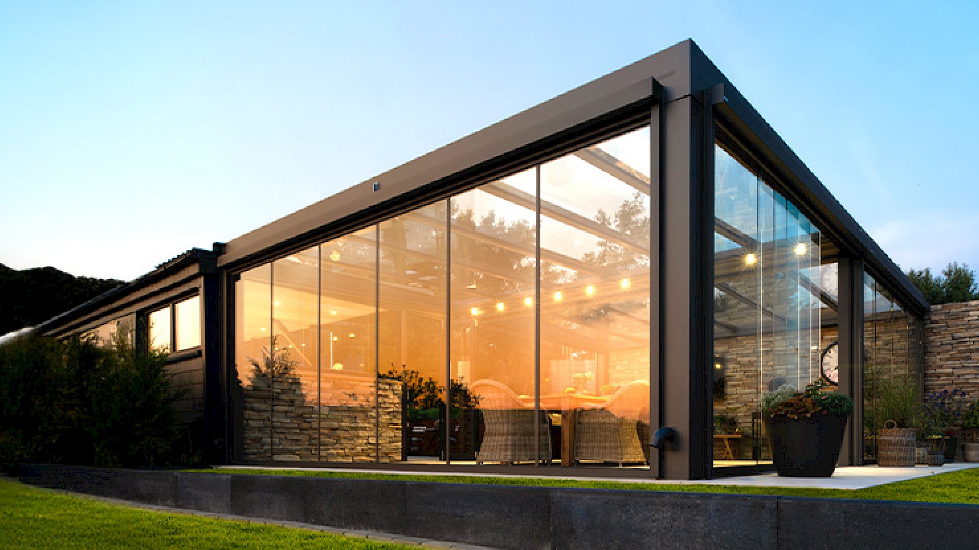 Terrassenüberdachung mit seitlichen Glaselementen für wind- und wetterschutz