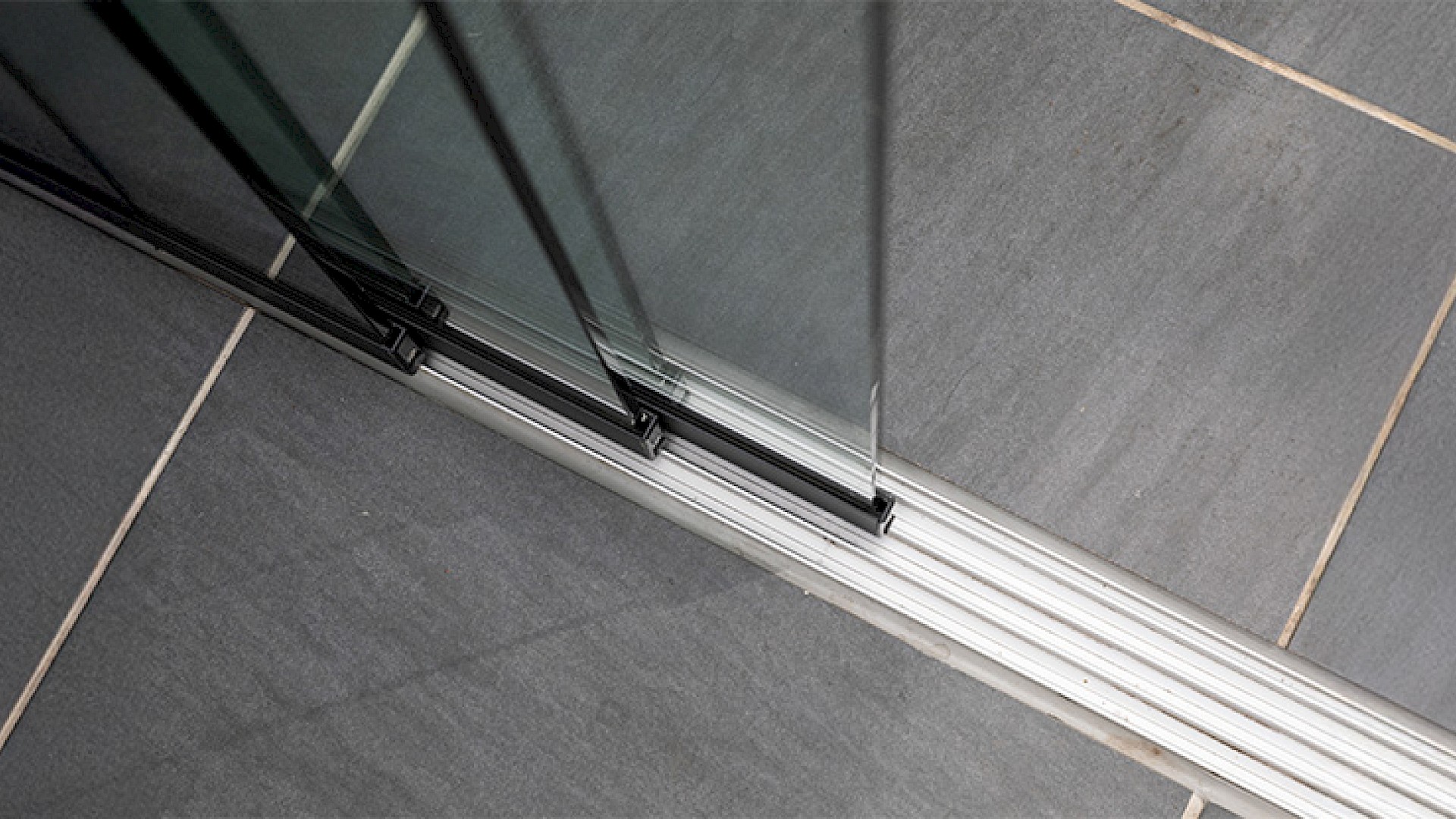 Bodenschiene mit Schiebeelementen für flexible Glasfront an Terrasse oder Wintergarten