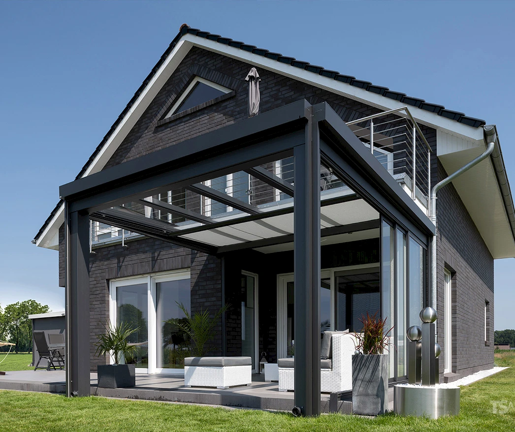 Terrassendach mit seitlichen Glaselementen an einem modernen Einfamilienhaus
