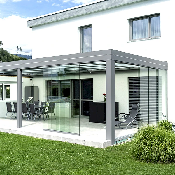 Terrassendach mit modernem Flachdach aus Aluminium und Glas, elegant am Wohnhaus angebaut