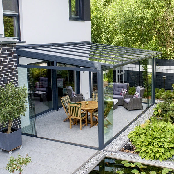 Moderner Sommergarten mit Pultdach und Glas-Schiebeelementen am Einfamilienhaus
