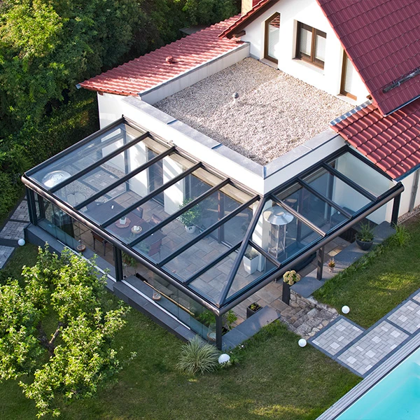 Moderner Überdachung mit außenliegendem Über-Eck-Design, großzügigen Glasflächen und direktem Zugang zum Garten