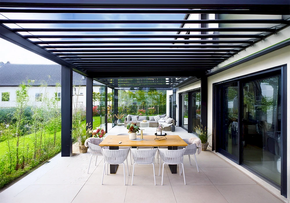 Modernes Lamellendach mit Glasdach und stilvoller Terrassengestaltung mit Essbereich und Lounge