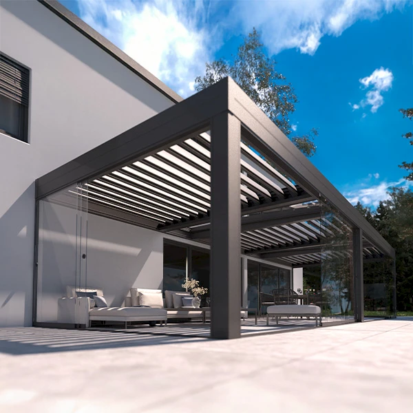 Modernes Lamellendach am Haus mit seitlichen Glasschiebetüren und Lounge-Bereich